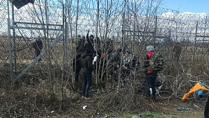 Mülteciler Yunanistan'a Girmeye Çalışıyor. 100 Bin'i Geçti